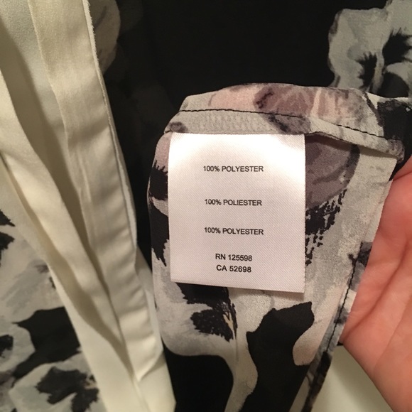 ELLEN TRACY | FLORAL SLEEVELESS BLOUSE - Picture 5 of 5